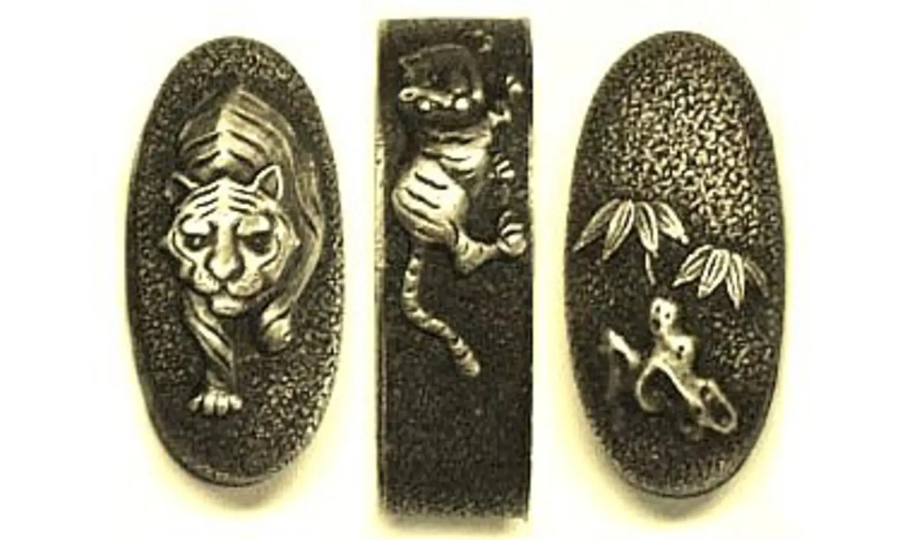 Fuchi-Kashira-Kojiri Tigre sur bambou